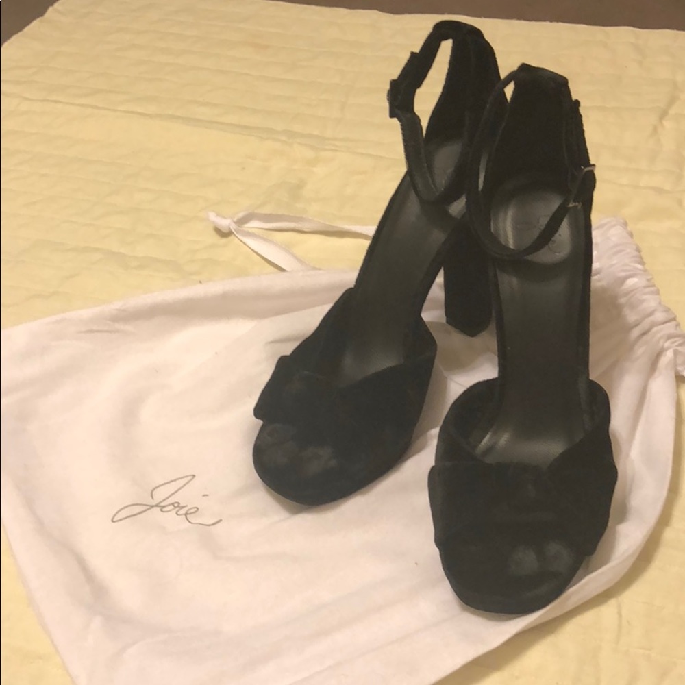 Joíe Hugh heels with a platform black velvet
